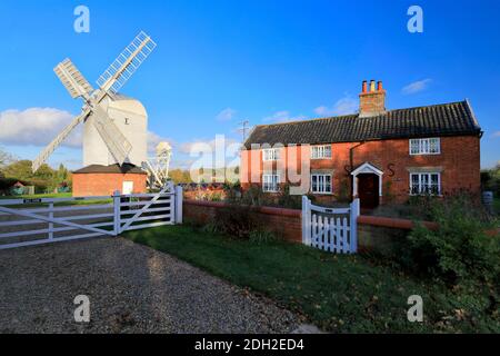 Il mulino Upthorpe post, un mulino post di grado II elencato e Monumento antico programmato, Stanton villaggio, Suffolk contea, Inghilterra, Regno Unito Foto Stock