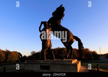 Alba sulla statua di Newmarket Stallion di Marcia Astor e Allan Sly, all'ippodromo di Newmarket, Suffolk, Inghilterra, Regno Unito Foto Stock