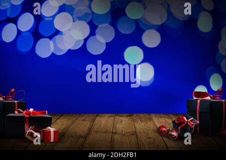 Super sale Black Friday. Scaffale in legno e podio con realistiche scatole da regalo nere con archi rossi. Blu sfondo scuro Foto Stock