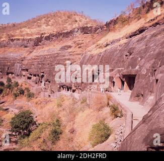 1960, storiche, grotte buddiste sulle colline, Ajanta, Mahara, India. Situate nel distretto Aurangabad del Maharashtra e risalenti al II secolo, le grotte sono patrimonio dell'umanità dell'UNESCO. Foto Stock