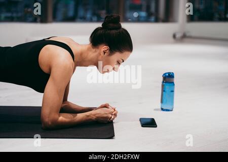 Bella ragazza allenarsi in palestra. Ballerina russa classica che fa stretching e yoga pone Foto Stock