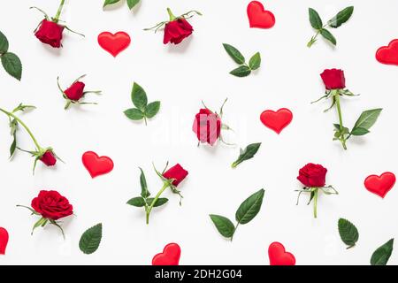 San Valentino, amore, concetto romantico. Rose rosse e cuori su sfondo bianco. Disposizione piatta, vista dall'alto. Foto Stock