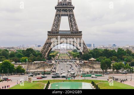 Parigi, Francia 24 luglio 2017: Torre Eiffel primo piano di una strada con auto e autobus traffico da un trasportatore, passaggio sotto un ar Foto Stock