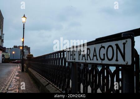 Tenby, Galles, Regno Unito. 9 Dic 2020. Una vista del Paragon, Tenby Lewis Mitchell. Foto Stock