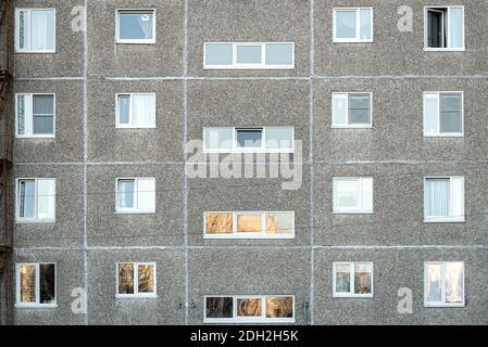 Facciata di un edificio a pannelli sovietici grigio a più piani Foto Stock