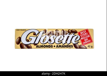 Una confezione di mandorle ricoperte di cioccolato Glosette vendute esclusivamente in Canada. Foto Stock