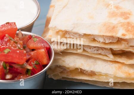 quesadilla da take-out con pollo, salsa fatta a mano e yogurt e panna acida Foto Stock