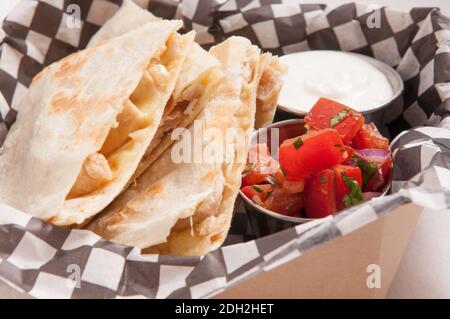 quesadilla da take-out con pollo, salsa fatta a mano e yogurt e panna acida Foto Stock