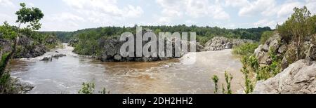 Un panorama del fiume Potomac con le acque ondate da forti piogge, alle Great Falls, USA Foto Stock