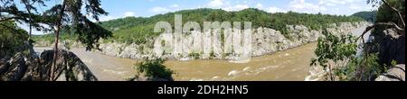 Un panorama del fiume Potomac con le acque ondate da forti piogge, alle Great Falls, USA Foto Stock