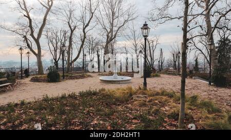 Zagabria Gric parco, con panorama della città zagreb in lontananza, coperto di nebbia durante freddo, giorno d'inverno Foto Stock