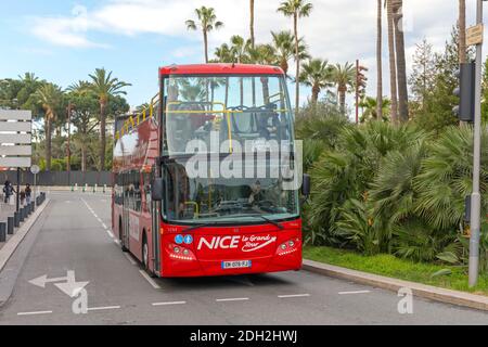 Nizza, Francia - 31 gennaio 2018: Big Red Open Top Tourist Bus le Grand Tour a Nizza, Francia. Foto Stock