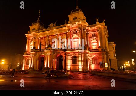 Zagabria, Croazia-5 dicembre 2020: Bellissimo teatro nazionale croato illuminato dalle luci notturne durante l'avvento a Zagabria Foto Stock