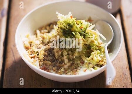 Muesli mattina con mela gitrated, spezie e erba d'orzo Foto Stock