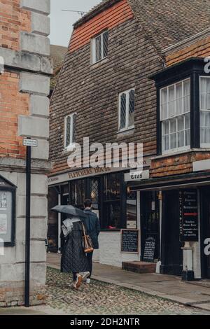 Rye, UK - 10 ottobre 2020: Facciata del ristorante Fletchers House e sale da tè a Rye, una delle città medievali meglio conservate nel Sussex orientale, Englan Foto Stock