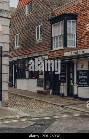 Rye, UK - 10 ottobre 2020: Facciata e ingresso di Simon the Pieman, le più antiche sale da tè di Rye, una delle città medievali meglio conservate di East Sus Foto Stock