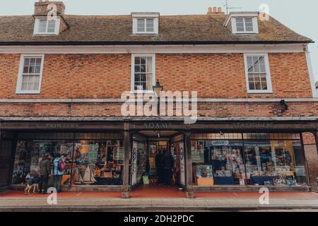 Rye, Regno Unito - 10 ottobre 2020: Poeple al di fuori di Adams di Rye tipografi e negozio di cancelleria a Rye, una delle città medievali meglio conservate del Sussex orientale, Foto Stock
