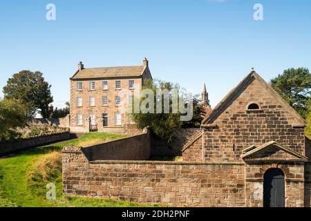 La rivista del XVIII secolo o il negozio di munizioni e la Lions House a Berwick-upon-Tweed, Northumberland, Inghilterra, Regno Unito Foto Stock