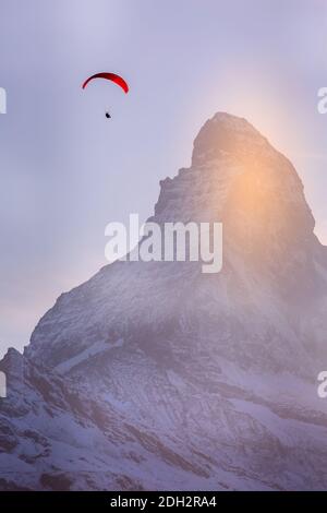 Parapendio sul Cervino, Alpi svizzere, Svizzera Foto Stock