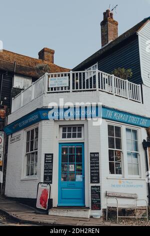 Rye, Regno Unito - 10 ottobre 2020: Facciata e ingresso del Mermaid Street Cafe a Rye, una delle città medievali meglio conservate nel Sussex orientale, Inghilterra. Foto Stock