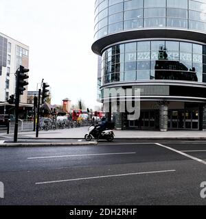 Kingston London, dicembre 09 2020, Motor Scooter Riding accanto A un Pizza Express Restaurant Foto Stock