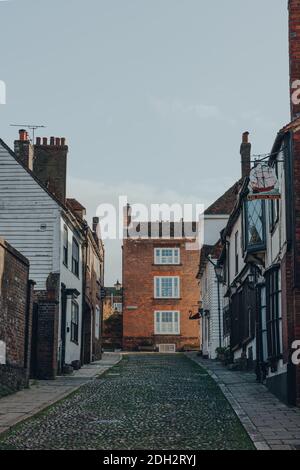 Rye, Regno Unito - 10 ottobre 2020: Vista della West Street a Rye, una delle città medievali meglio conservate nel Sussex orientale, Inghilterra. Foto Stock