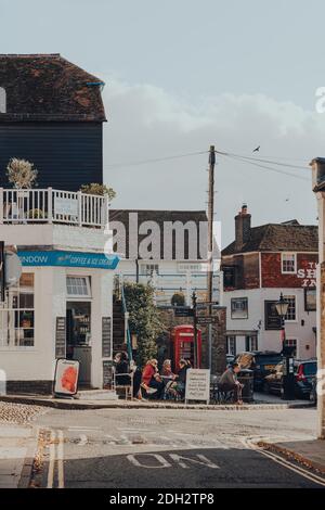 Rye, UK - 10 ottobre 2020: Persone ai tavoli all'aperto del Mermaid Street Cafe a Rye, una delle città medievali meglio conservate nel Sussex orientale, E. Foto Stock