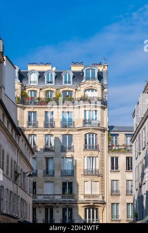 Parigi, facciate e strade tipiche, splendidi edifici a Republique Foto Stock