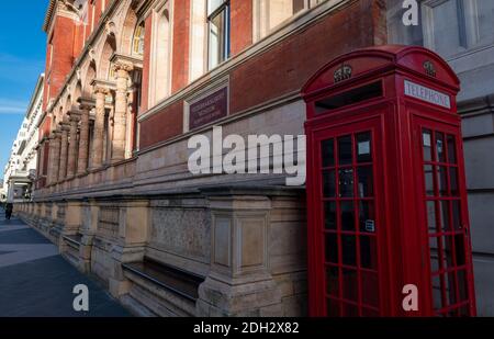 Una vista esterna del Victoria and Albert Museum a London Knightsbridge. Una delle principali istituzioni storiche della Gran Bretagna. Foto Stock