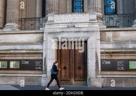 Il frontage del Geological Survey and Museum, che mostra l'ingresso con i pedoni che passano. Foto Stock