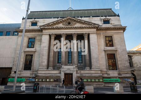 Il frontage del Geological Survey and Museum, che mostra l'ingresso con i pedoni che passano. Foto Stock