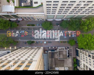 Un Murale Black Lives Matter è dipinto su Tryon Street a Charlotte, North Carolina Foto Stock