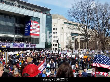 WASHINGTON, DC, USA - 24 MARZO 2018: La gente partecipa alla marcia per la nostra vita, un raduno guidato dagli studenti, chiede la fine della violenza sulle armi e la tregua Foto Stock