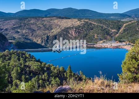 Flaming Gorge Dam, Flaming Gorge National Recreation Area vicino a Dutch John, Utah. Foto Stock