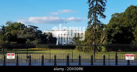 South prato vista della Casa Bianca, con barriere di sicurezza che proteggono la residenza del presidente degli Stati Uniti d'America, a Washington, D. Foto Stock