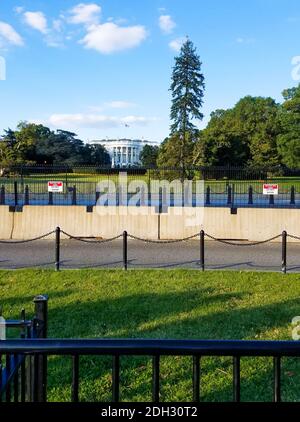 South prato vista della Casa Bianca, con barriere di sicurezza che proteggono la residenza del presidente degli Stati Uniti d'America, a Washington, D. Foto Stock