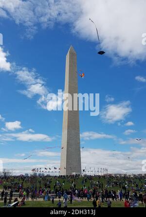 WASHINGTON, DC - 01 Aprile 2017: Una grande folla di adulti e bambini che volano al Kite Festival sul National Mall, vicino al Washington M. Foto Stock