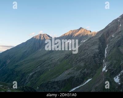 Vista dal rifugio Nurnberger Hutte a valle con le cime affilate a Stubai sentiero escursionistico, Stubai Hohenweg, Estate roccioso paesaggio alpino di Foto Stock