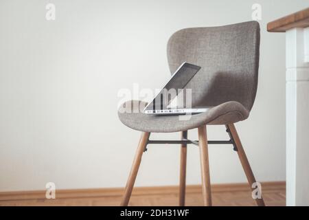 Concetto di home Office per il tempo libero. Laptop su sedia vintage. Foto Stock