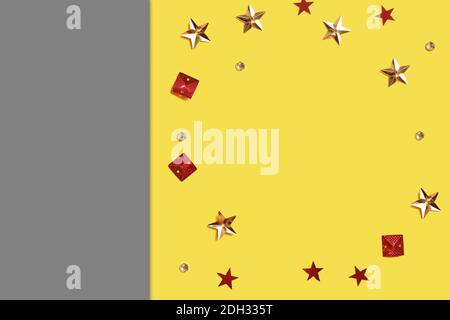Colore dell'anno 2021 giallo e grigio con confetti nelle diverse forme. Foto di alta qualità Foto Stock