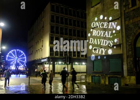 Bristol, Regno Unito. 9 dicembre 2020. Le linee delle canzoni stagionali illuminano i punti di riferimento del centro di Bristol. 24 località saranno illuminate da una lirica di Natale, una nuova ogni giorno fino a Natale. Questo progetto mira a portare le persone nel centro della città per supportare i rivenditori e per sollevare gli spiriti mentre la città si trova nel Covid-19 livello 3. Credit: JMF News/Alamy Live News Foto Stock