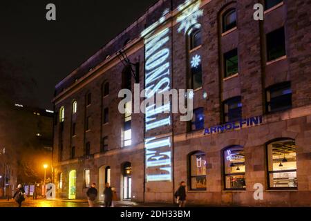 Bristol, Regno Unito. 9 dicembre 2020. Le linee delle canzoni stagionali illuminano i punti di riferimento del centro di Bristol. 24 località saranno illuminate da una lirica di Natale, una nuova ogni giorno fino a Natale. Questo progetto mira a portare le persone nel centro della città per supportare i rivenditori e per sollevare gli spiriti mentre la città si trova nel Covid-19 livello 3. Credit: JMF News/Alamy Live News Foto Stock