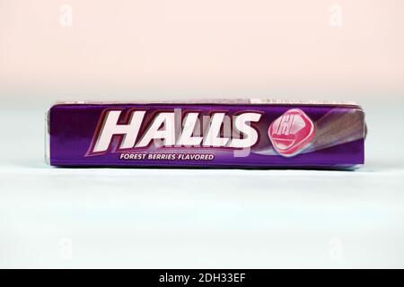 KHARKOV, UCRAINA - 24 NOVEMBRE 2020: Sale Foresta-bacche aromatizzate. Le sale sono il marchio di una popolare goccia di tosse mentolata. Il marchio Hall è di proprietà di Foto Stock