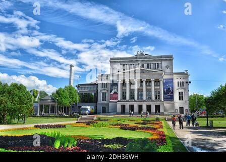 Teatro dell'Opera di riga con giardino fiorito nel giorno d'estate Foto Stock