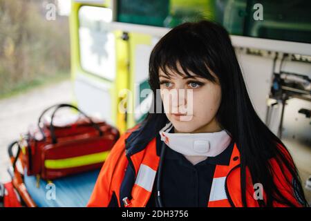 Giovane donna di emergenza medico con respiratore medico abbassato si sente male Foto Stock
