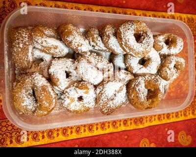 Natale con le ciambelle con zucchero a velo su un vassoio Foto Stock