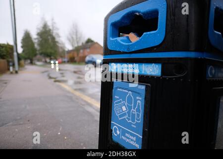 Cambridge UK Dicembre 2020 bidoni spazzatura per le strade di Cambridge, bidoni blu per rifiuti riciclabili in primo piano Foto Stock