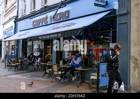 Kingston London, dicembre 09 2020, caffè Nero Coffee Shop fronte e logo Foto Stock