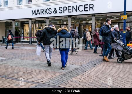 Kingston London, dicembre 09 2020, Shoppers camminando accanto A Large Marks e Spencer High Street Shop Front Foto Stock