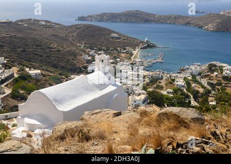 Una piccola cappella bianca sulla cima di una collina sull'Isola di iOS. Vista sulla baia e sul Mar Egeo. CICLADI, Grecia Foto Stock